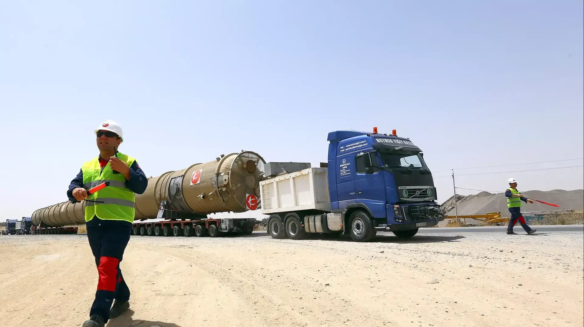 ציוד חדש מובא למזזקות הנפט של הכורדים באזור אירביל שבעיראק, יולי 2014 ציוד חדש מובא למזזקות הנפט של הכורדים באזור אירביל שבעיראק, יולי 2014