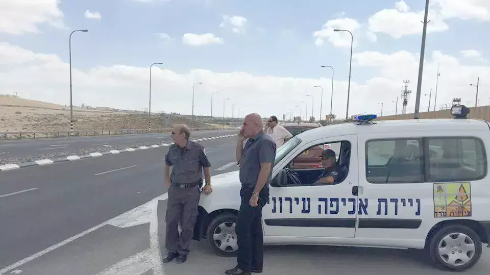 ניידות של הפיקוח העירוני בכניסה לערד כדי למנוע ממבקשי המקלט להגיע לעיר, 25 באוגוסט 2015