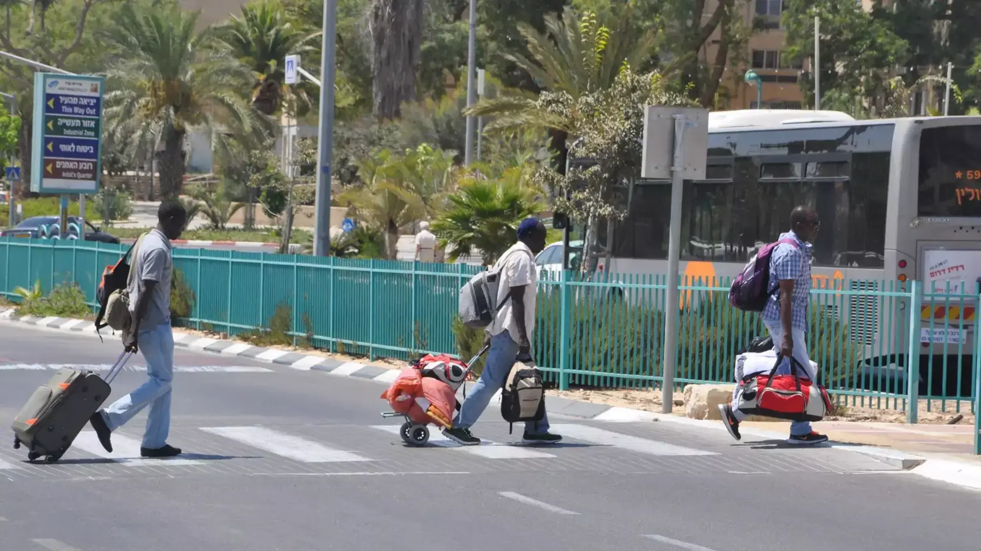 מבקשי מקלט בכניסה לערד, 25 באוגוסט 2015 מבקשי מקלט בכניסה לערד, 25 באוגוסט 2015