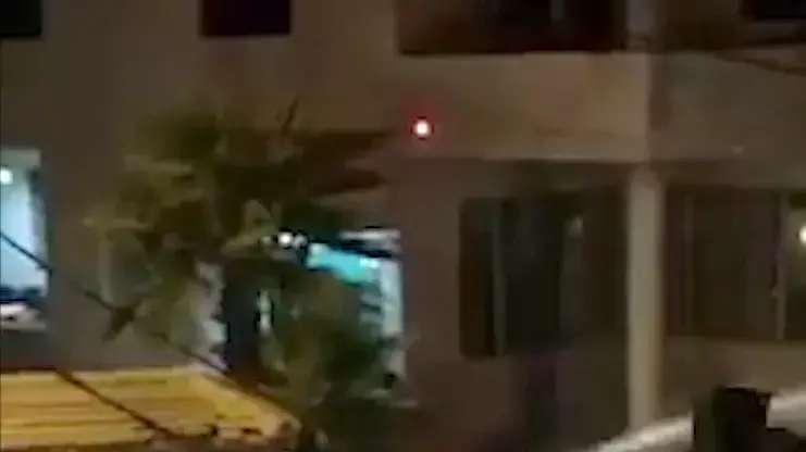 תיעוד: המשטרה מתיזה נוזל מסריח לתוך בית במזרח ירושלים