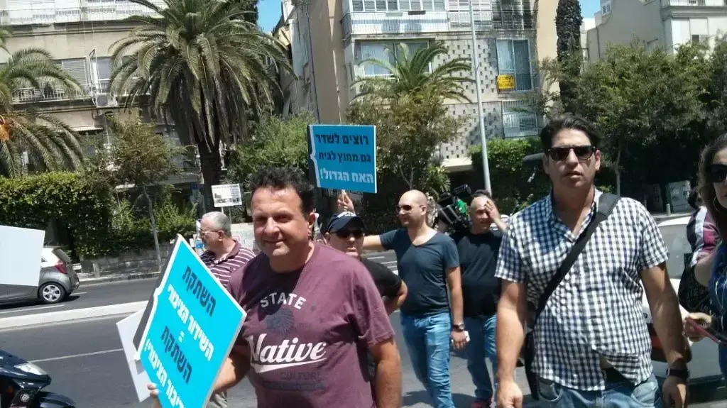 לממשק בשם עובדי רשות השידור מפגינים לממשק בשם עובדי רשות השידור מפגינים