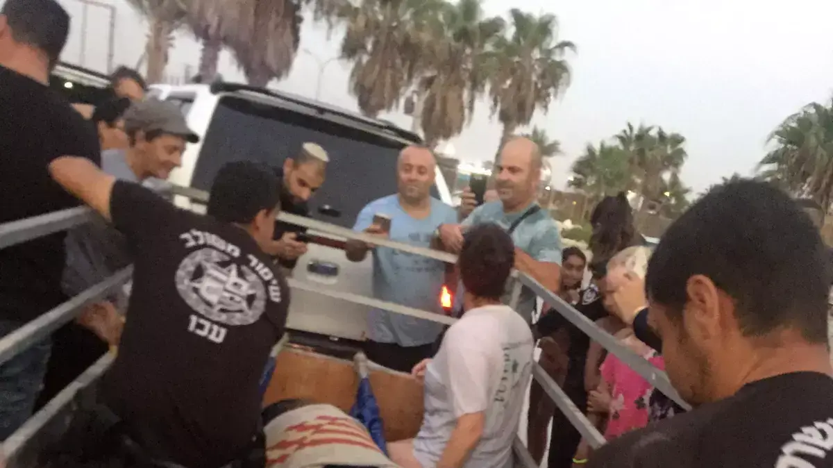 חילוץ דולפין פצוע שנתקע בין הסלעים בחוף הארגמן בעכו, 26 באוגוסט 2015. חילוץ דולפין פצוע שנתקע בין הסלעים בחוף הארגמן בעכו, 26 באוגוסט 2015.