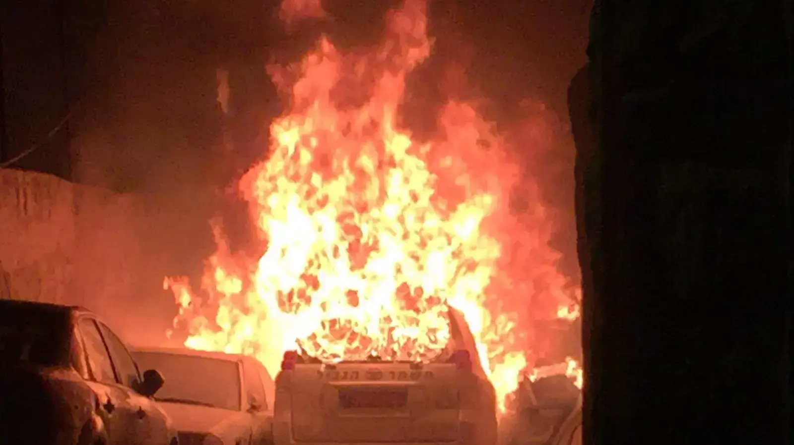 רכב מג"ב בא-טור, שבמזרח ירושלים, עולה באש לאחר שמתפרעים השליכו לעברו בקבוק תבערה, 26 באוגוסט 2015 רכב מג"ב בא-טור, שבמזרח ירושלים, עולה באש לאחר שמתפרעים השליכו לעברו בקבוק תבערה, 26 באוגוסט 2015