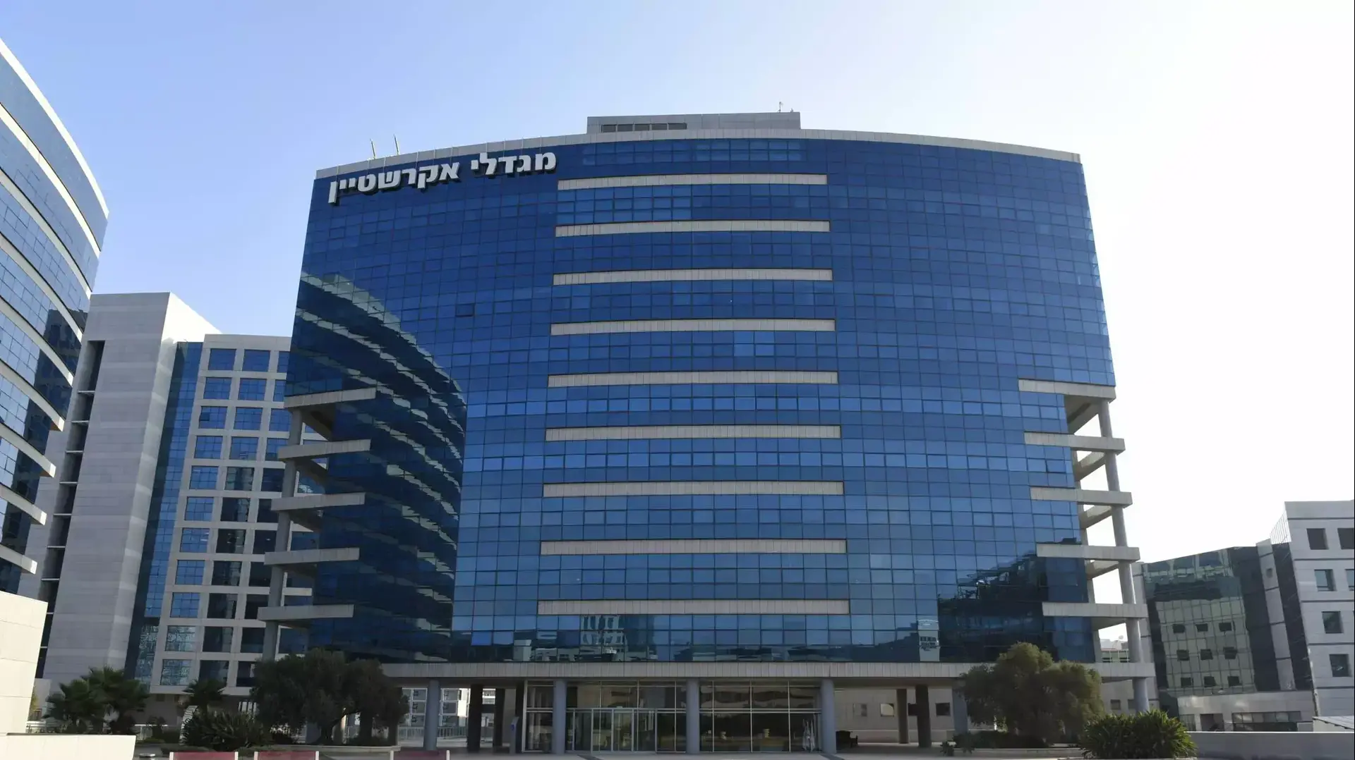 משרדיו של גל הירש, הרצליה. אוגוסט 2015 משרדיו של גל הירש, הרצליה. אוגוסט 2015