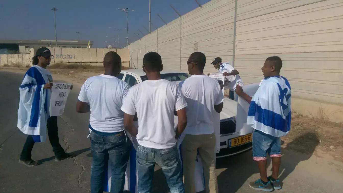 בני משפחה ופעילים מפגינים למען שחרורו של אברהם מנגיסטו מול מעבר ארז, אוגוסט 2015