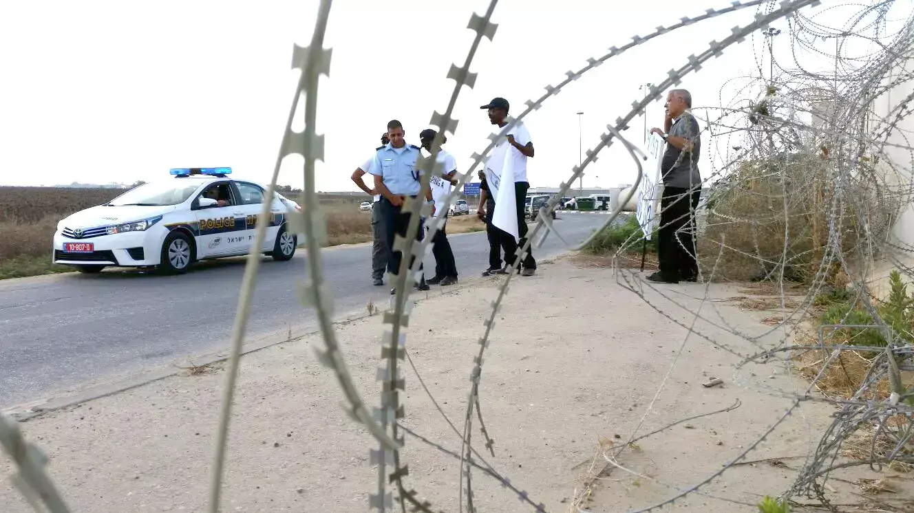 בני משפחה ופעילים מפגינים למען שחרורו של אברהם מנגיסטו מול מעבר ארז, אוגוסט 2015 בני משפחה ופעילים מפגינים למען שחרורו של אברהם מנגיסטו מול מעבר ארז, אוגוסט 2015