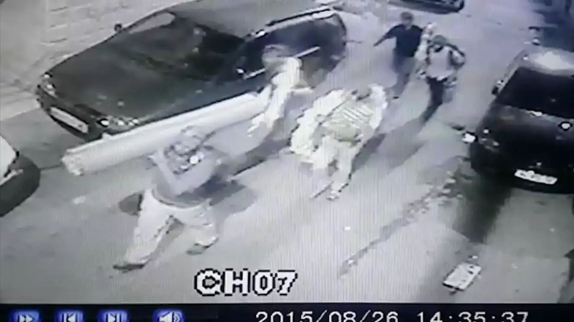 תיעוד: מתנחלים בליווי שוטרים נכנסים לבית בכפר סילוואן