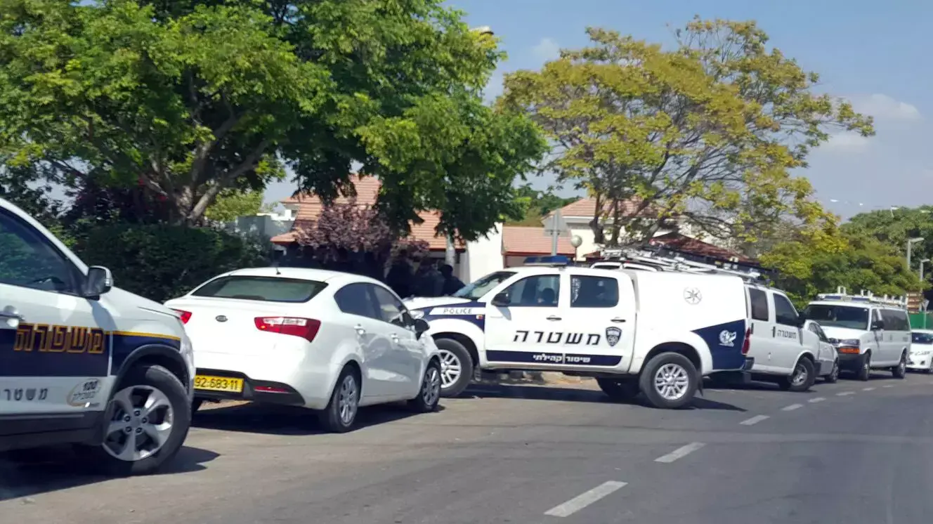 כוחות משטרה עצרו שני מורחקים מיו"ש בכנס פעילים נגד צווים מנהליים בנוף איילון, 27 באוגוסט 2015 כוחות משטרה עצרו שני מורחקים מיו"ש בכנס פעילים נגד צווים מנהליים בנוף איילון, 27 באוגוסט 2015