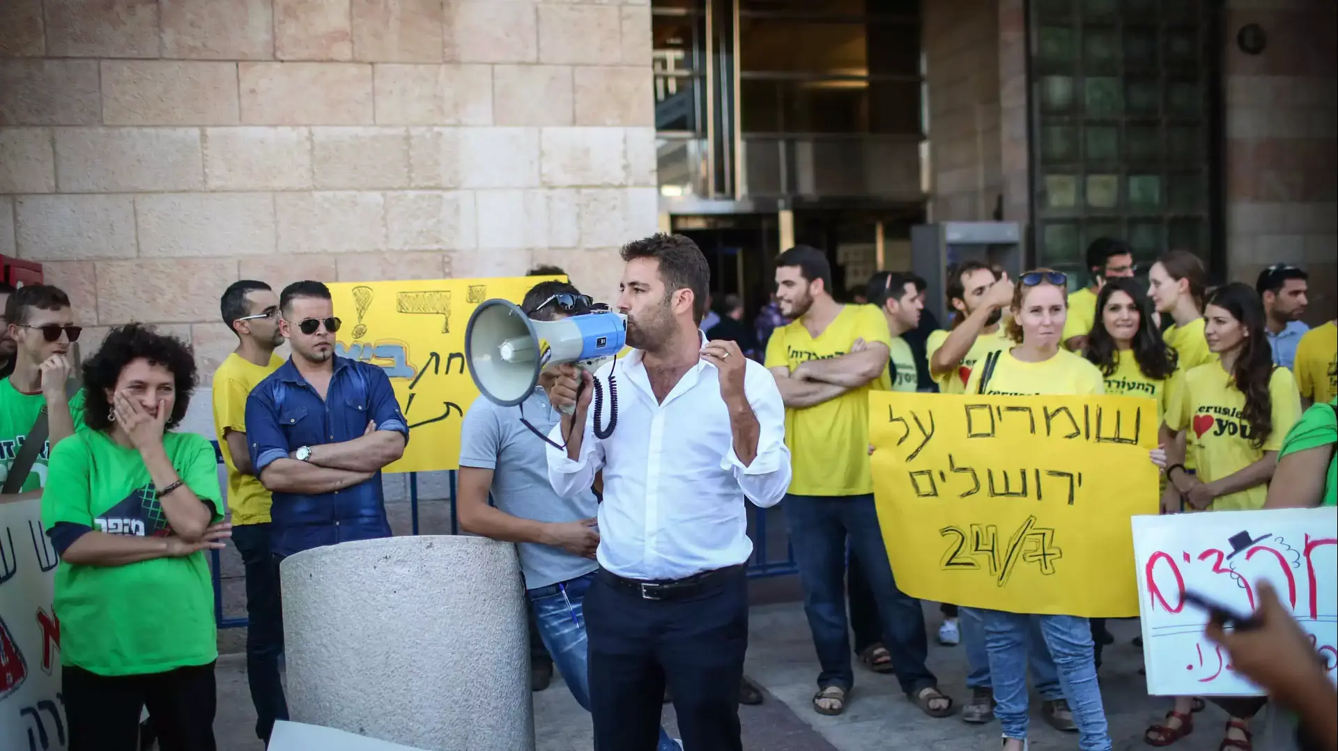 חילונים מפגינים בעד פתיחת המרכולים בשבת בירושלים, כיכר ספרא, 27 באוגוסט 2015 