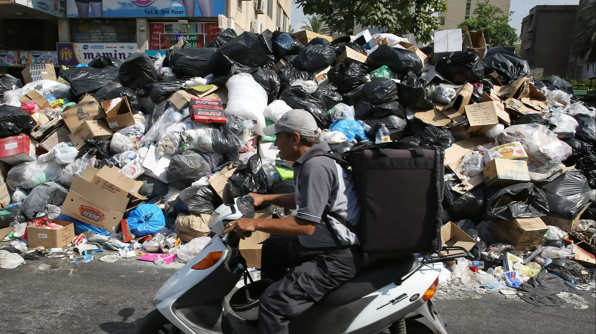 מחאת הזבל בביירות, לבנון, אוגוסט 2015 מחאת הזבל בביירות, לבנון, אוגוסט 2015