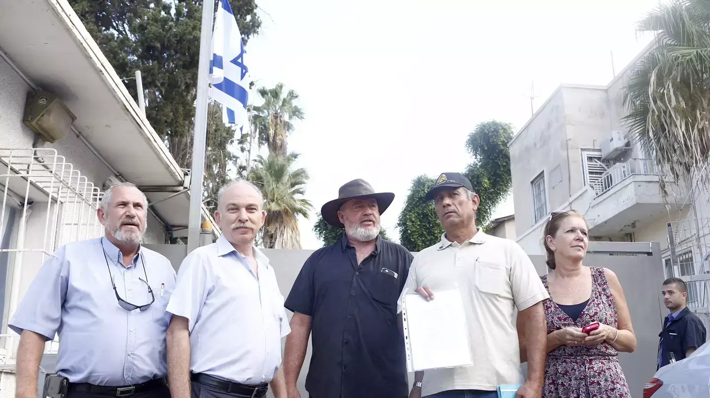 משפחות שכולות המתנגדות למינוי גל הירש למפכ"ל בדרך לפגישה עם השר לביטחון הפנים גלעד ארדן, 28 באוגוסט 2015 משפחות שכולות המתנגדות למינוי גל הירש למפכ"ל בדרך לפגישה עם השר לביטחון הפנים גלעד ארדן, 28 באוגוסט 2015