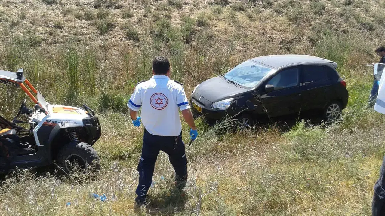 צוותי מד"א שטיפלו בנהג כבן 80 שהחליק ונעדר ליד עתלית אוגוסט 2015 צוותי מד"א שטיפלו בנהג כבן 80 שהחליק ונעדר ליד עתלית אוגוסט 2015