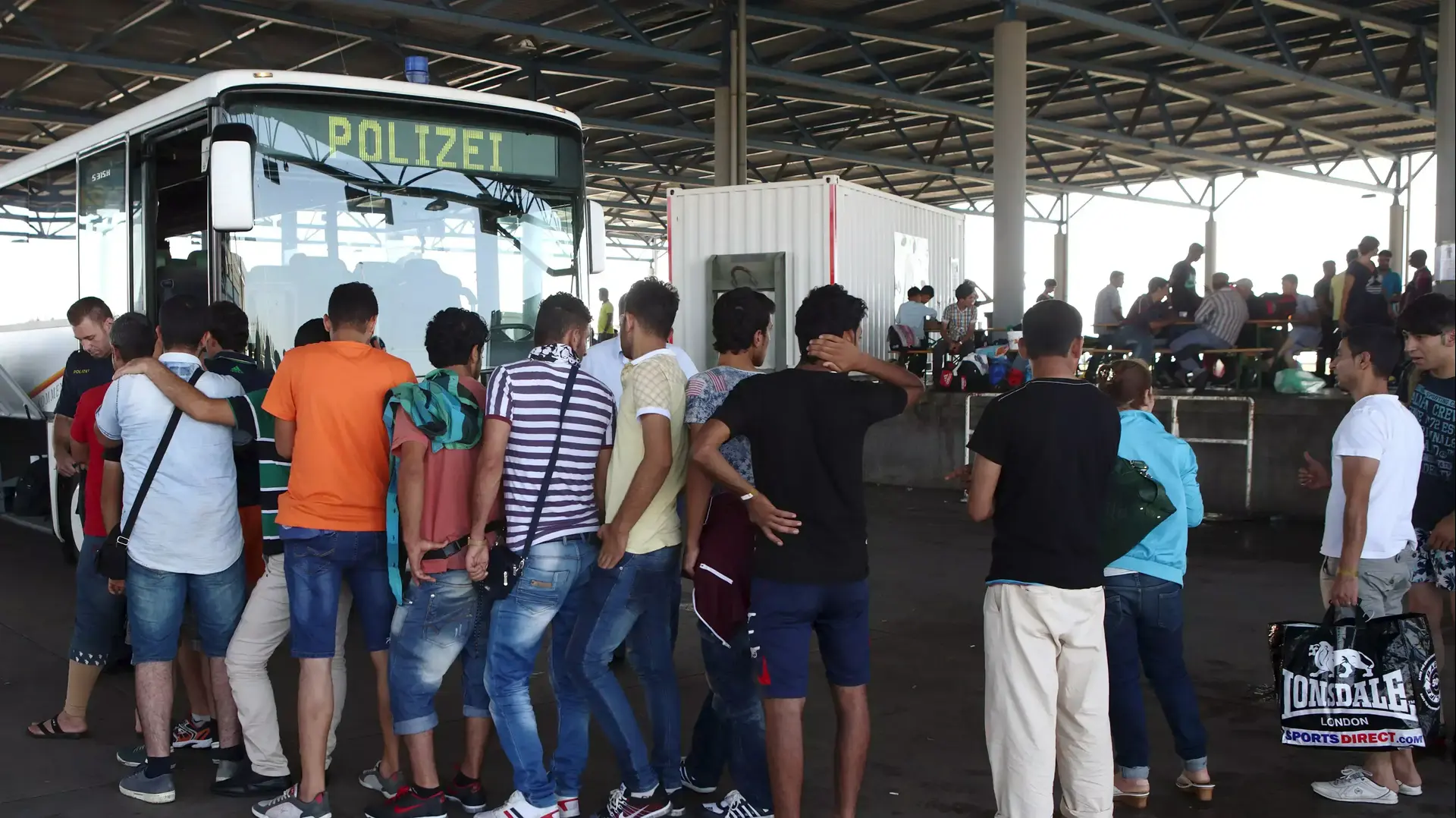 מהגרים מהמזרח התיכון ממתינים למעבר הגבול בין אוסטריה להונגריה, 29 באוגוסט 2015 מהגרים מהמזרח התיכון ממתינים למעבר הגבול בין אוסטריה להונגריה, 29 באוגוסט 2015