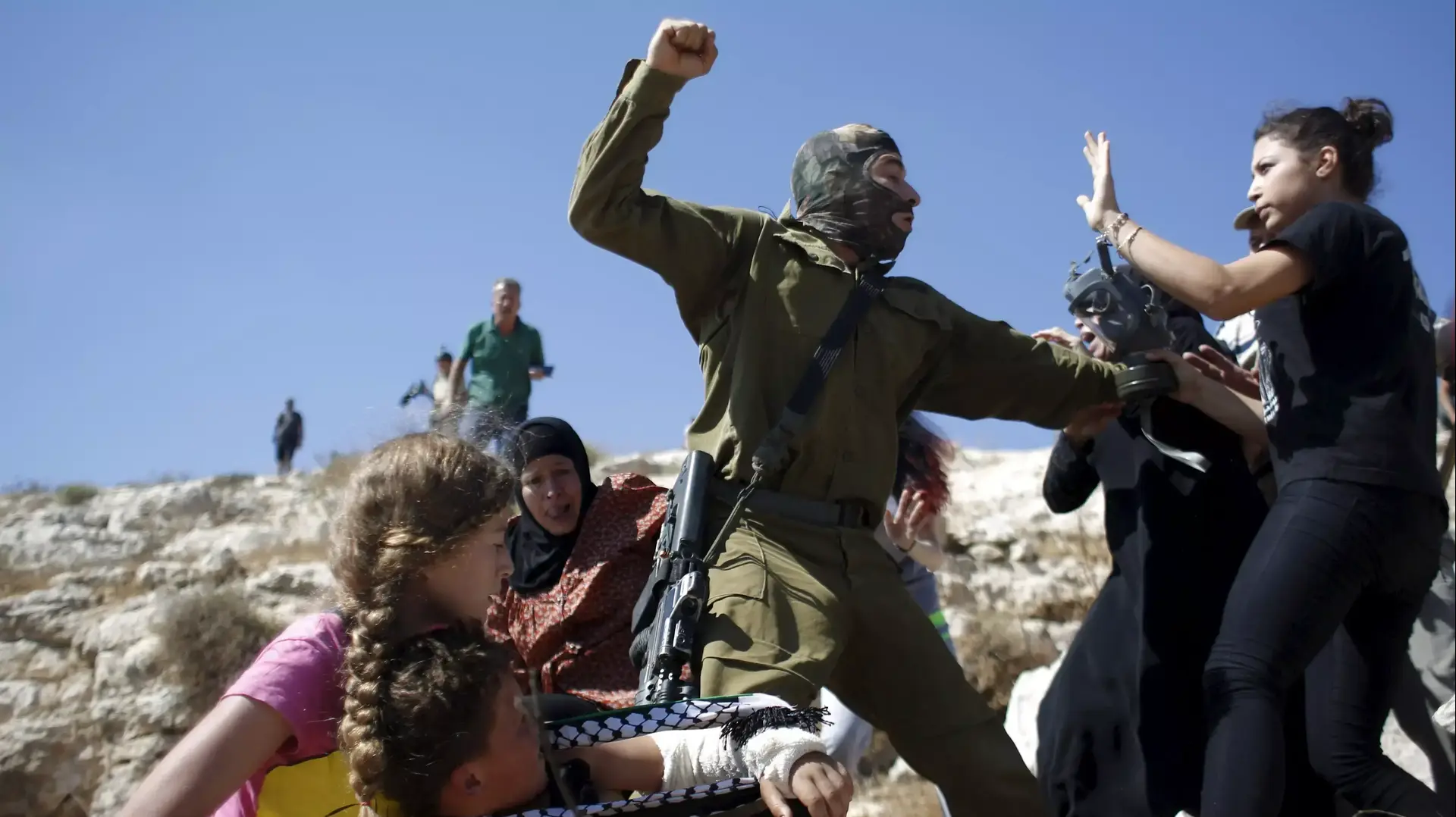נושא: חייל צה"ל ניסה לעצור ילד פלסטיני בנבי סלאח והותקף אוגוסט 2015 נושא: חייל צה"ל ניסה לעצור ילד פלסטיני בנבי סלאח והותקף אוגוסט 2015