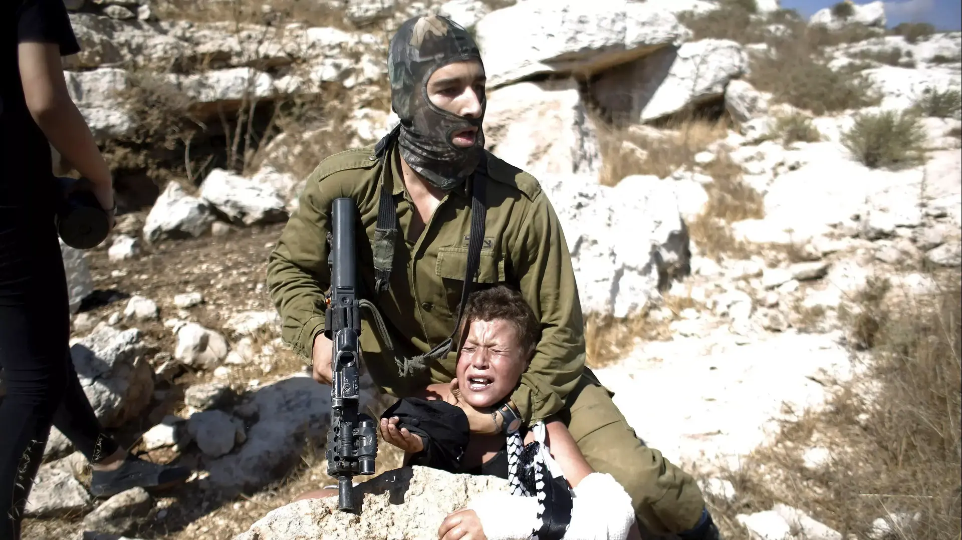 נושא: חייל צה"ל ניסה לעצור ילד פלסטיני בנבי סלאח והותקף אוגוסט 2015 נושא: חייל צה"ל ניסה לעצור ילד פלסטיני בנבי סלאח והותקף אוגוסט 2015