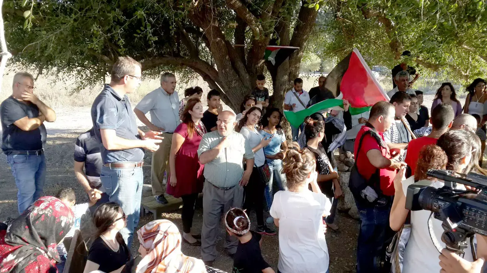 עימותים בין ערבים ליהודים בעת טקס זיכרון למאייר הפלסטיני נאג'י אל-עלי במושבה אילניה, 29 באוגוסט 2015 עימותים בין ערבים ליהודים בעת טקס זיכרון למאייר הפלסטיני נאג'י אל-עלי במושבה אילניה, 29 באוגוסט 2015
