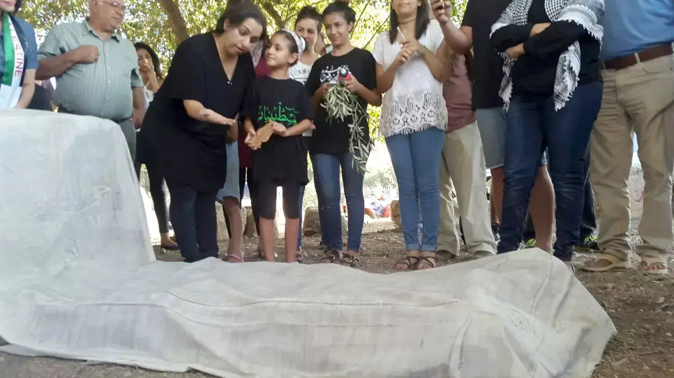 עימותים בין ערבים ליהודים בעת טקס זיכרון למאייר הפלסטיני נאג'י אל-עלי במושבה אילניה, 29 באוגוסט 2015 עימותים בין ערבים ליהודים בעת טקס זיכרון למאייר הפלסטיני נאג'י אל-עלי במושבה אילניה, 29 באוגוסט 2015