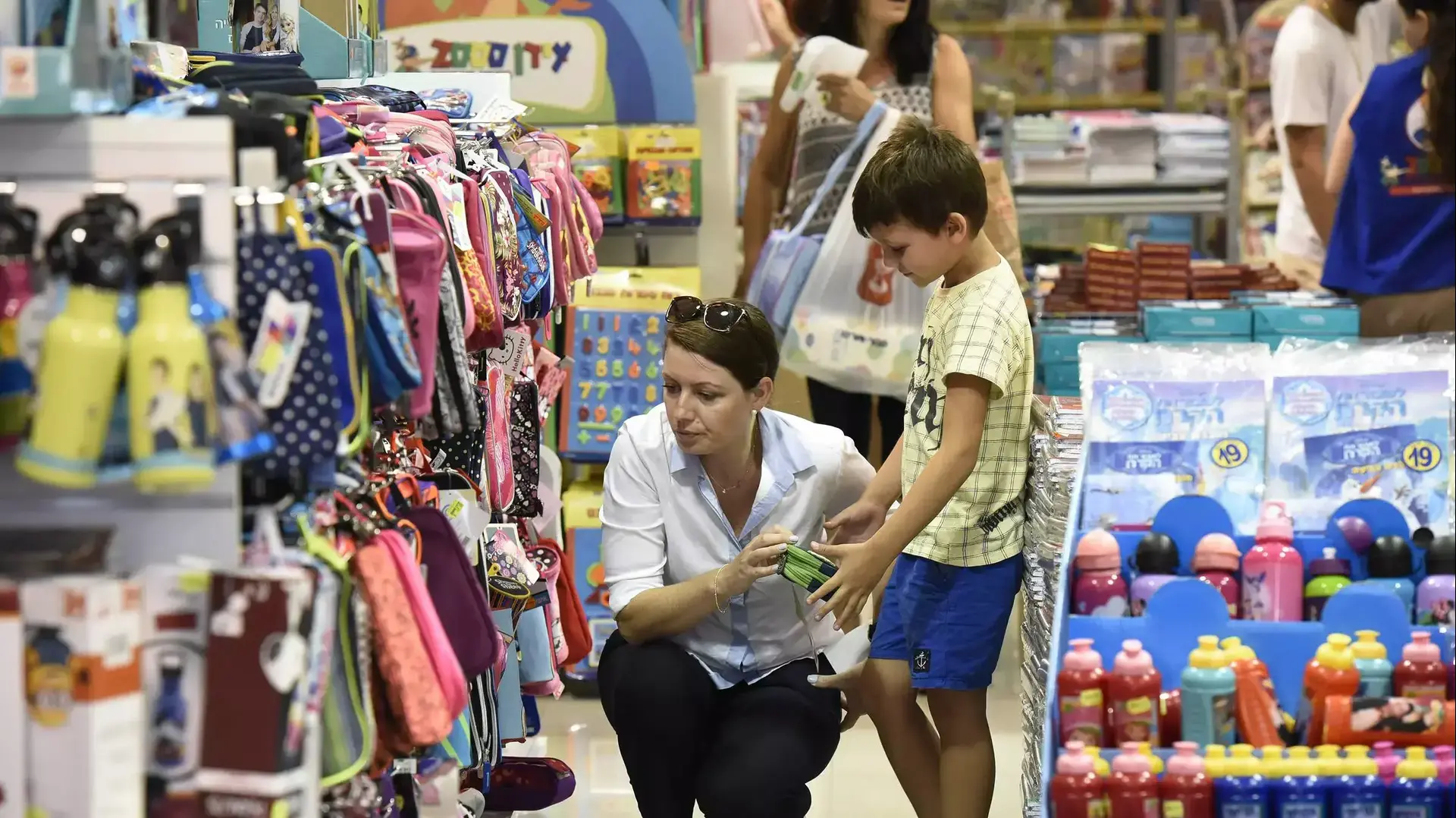 קניית ציוד לבית הספר לקראת החזרה ללימודים, אוגוסט 2015 קניית ציוד לבית הספר לקראת החזרה ללימודים, אוגוסט 2015