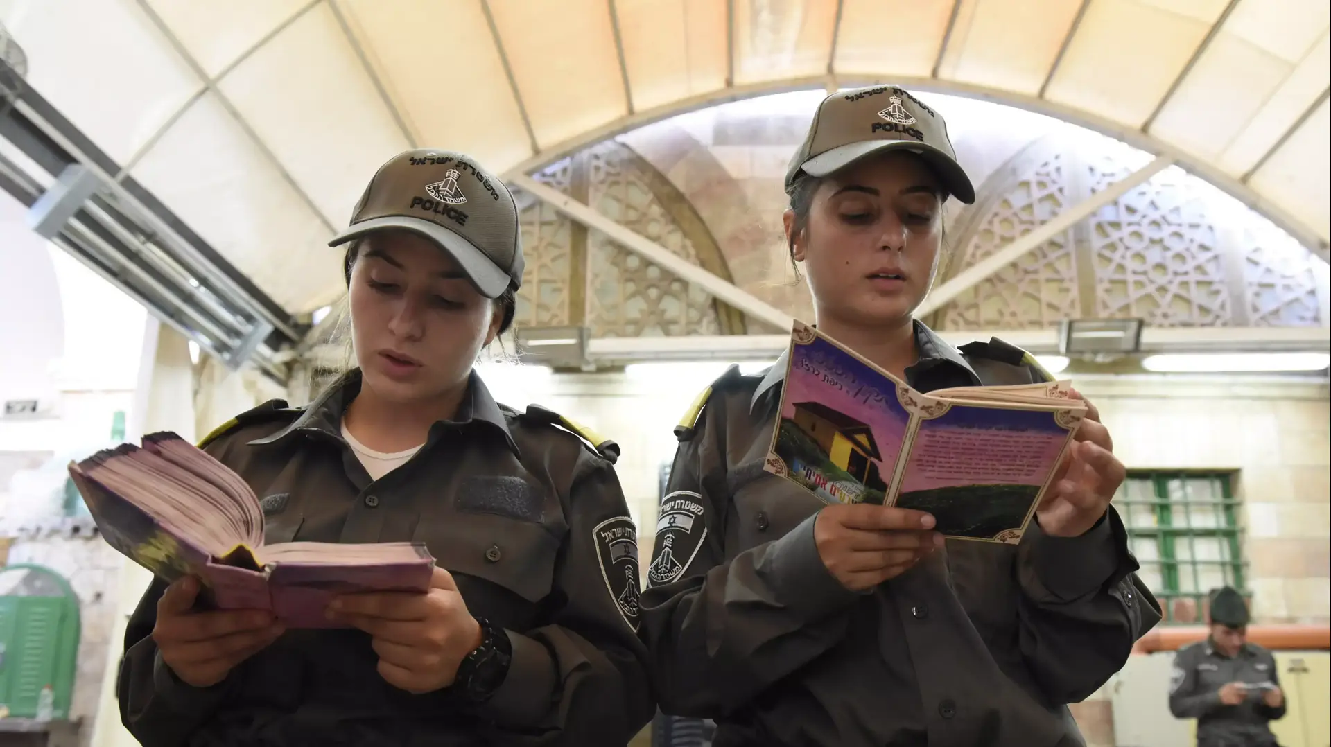 חיילות מגב בסיור חברון ובבית כנסת, 2015