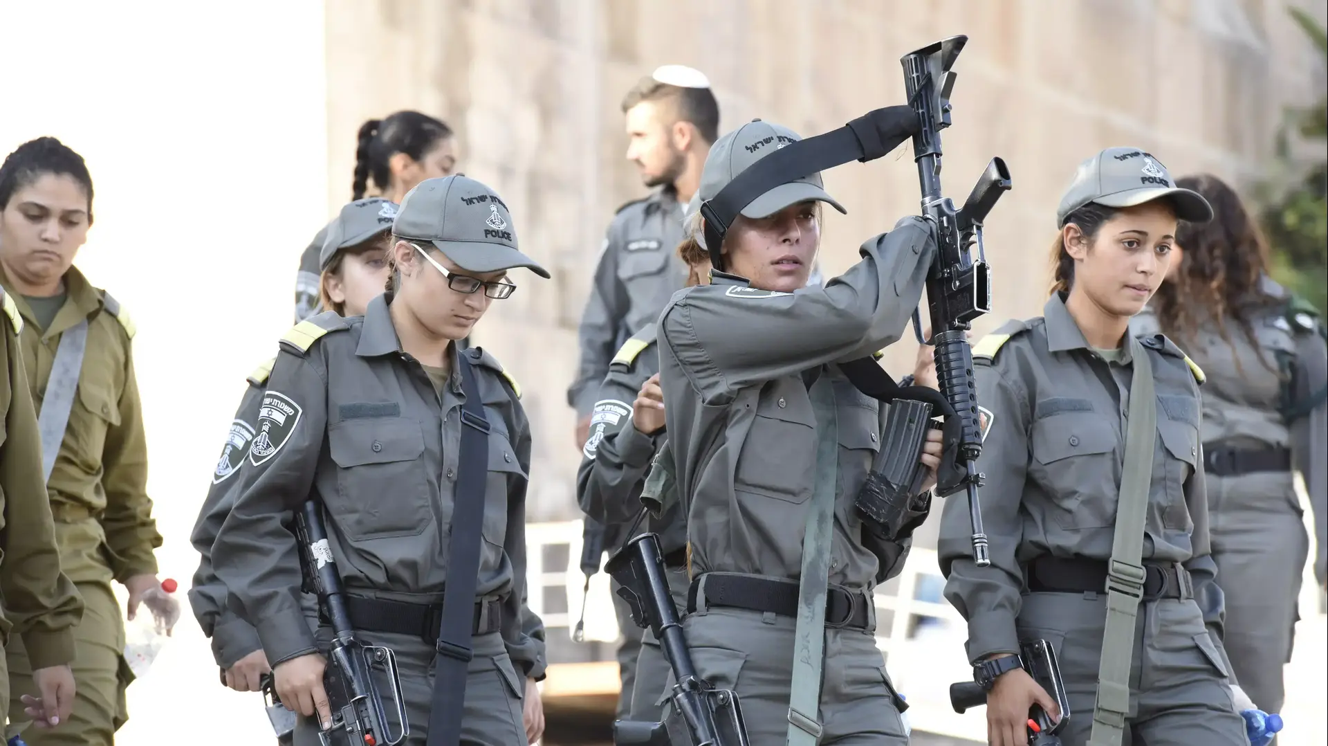 חיילות מגב בסיור חברון ובבית כנסת, 2015 חיילות מגב בסיור חברון ובבית כנסת, 2015