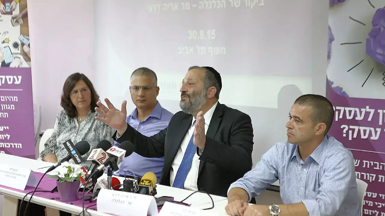 שר הכלכלה אריה דרעי במפגש עם בעלי עסקים בתל אביב בעקבות בניית הרכבת הקלה, אוגוסט 2015 שר הכלכלה אריה דרעי במפגש עם בעלי עסקים בתל אביב בעקבות בניית הרכבת הקלה, אוגוסט 2015