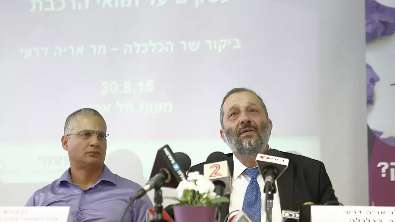 שר הכלכלה אריה דרעי במפגש עם בעלי עסקים בתל אביב בעקבות בניית הרכבת הקלה, אוגוסט 2015 שר הכלכלה אריה דרעי במפגש עם בעלי עסקים בתל אביב בעקבות בניית הרכבת הקלה, אוגוסט 2015