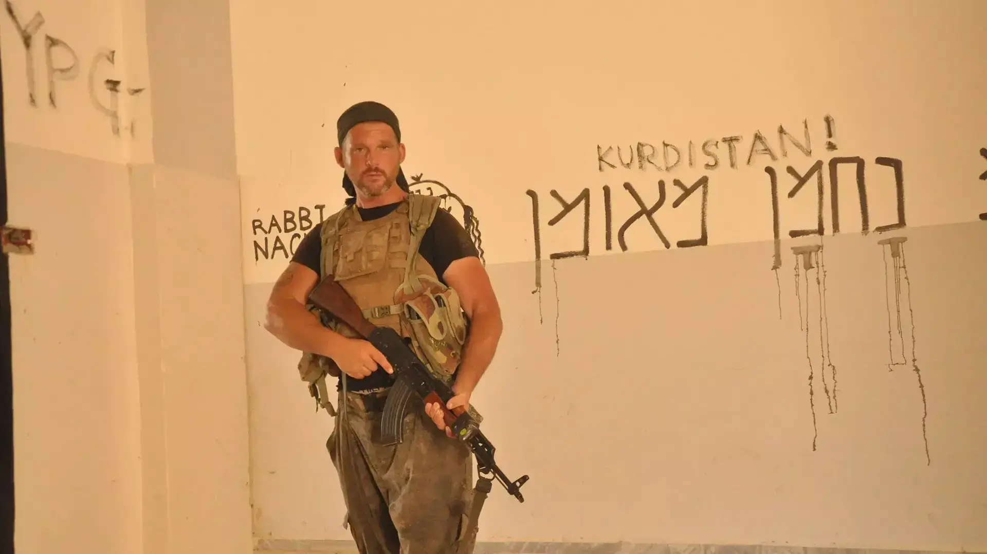 כתובות "נחמן מאומן" שריסס לוחם בריטי שלחם לצד הכוחות הכורדיים בעיראק ובסוריה נגד דאעש כתובות "נחמן מאומן" שריסס לוחם בריטי שלחם לצד הכוחות הכורדיים בעיראק ובסוריה נגד דאעש