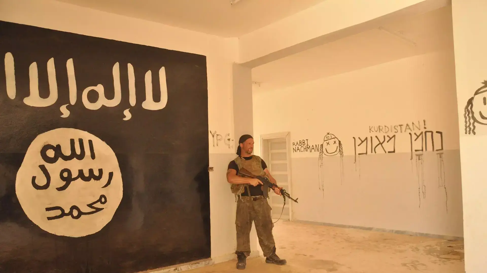 כתובות "נחמן מאומן" שריסס לוחם בריטי שלחם לצד הכוחות הכורדיים בעיראק ובסוריה נגד דאעש כתובות "נחמן מאומן" שריסס לוחם בריטי שלחם לצד הכוחות הכורדיים בעיראק ובסוריה נגד דאעש