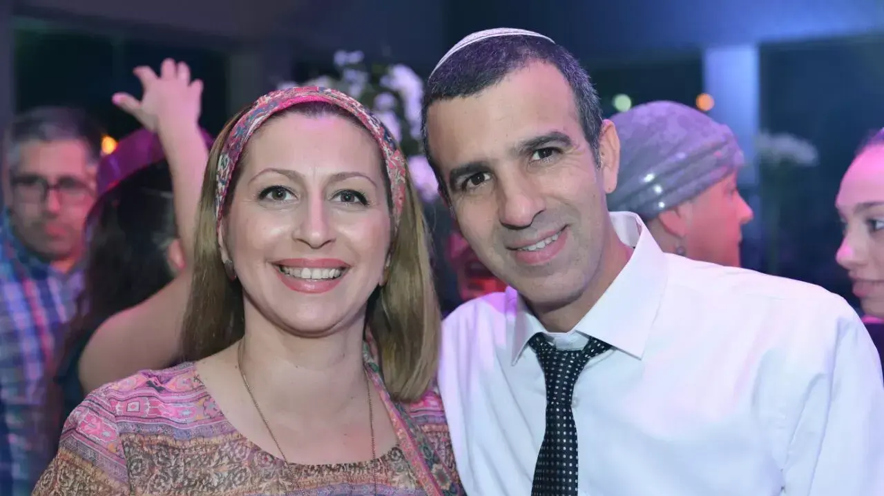 רונן אדרי, שנפצע בפיגוע הירי בקדומים, עם אשתו איריס, 30 באוגוסט 2015 רונן אדרי, שנפצע בפיגוע הירי בקדומים, עם אשתו איריס, 30 באוגוסט 2015