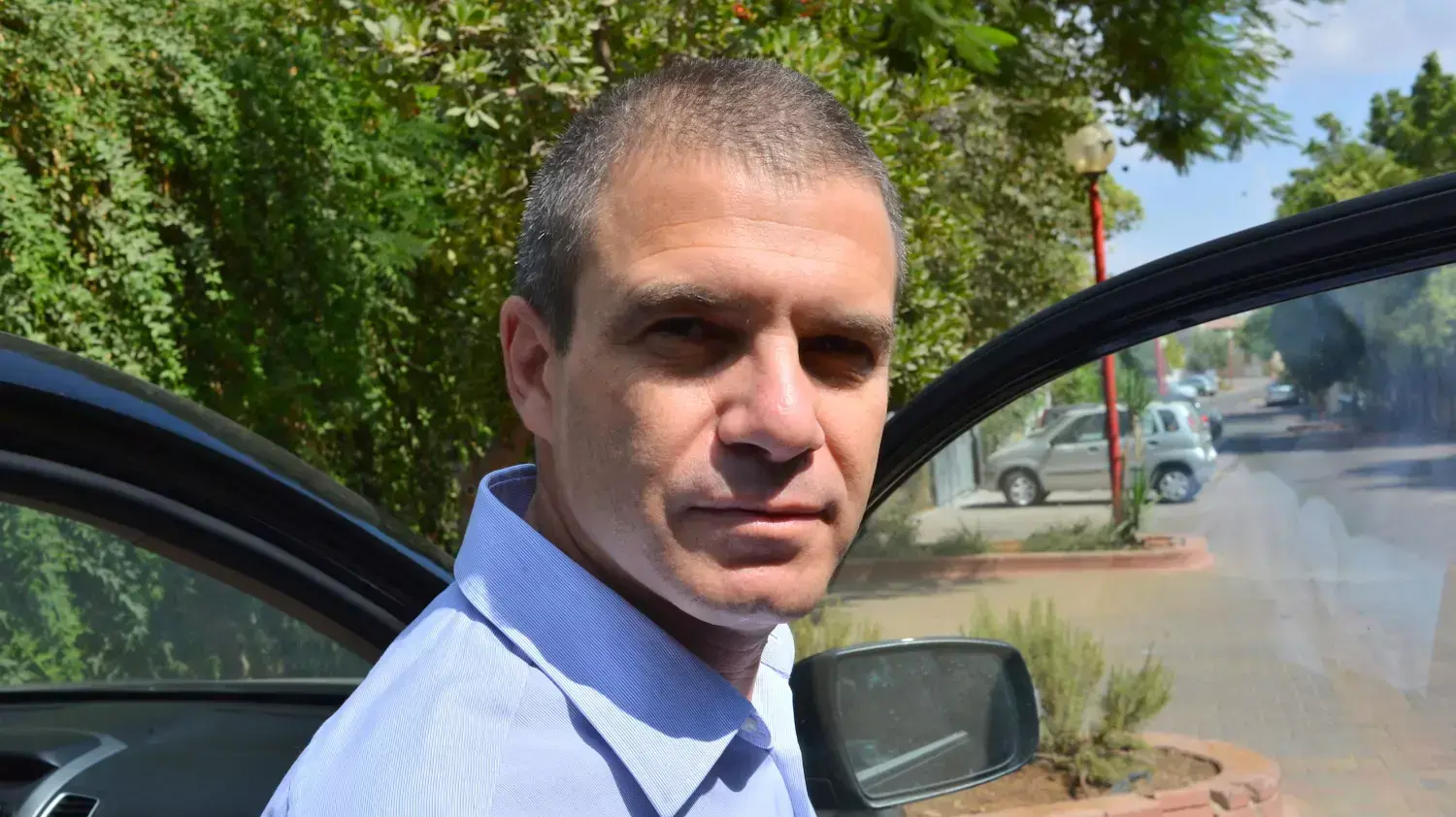 המפכ"ל הנבחר גל הירש מחוץ לביתו, ראש העין, 31 באוגוסט 2015 המפכ"ל הנבחר גל הירש מחוץ לביתו, ראש העין, 31 באוגוסט 2015