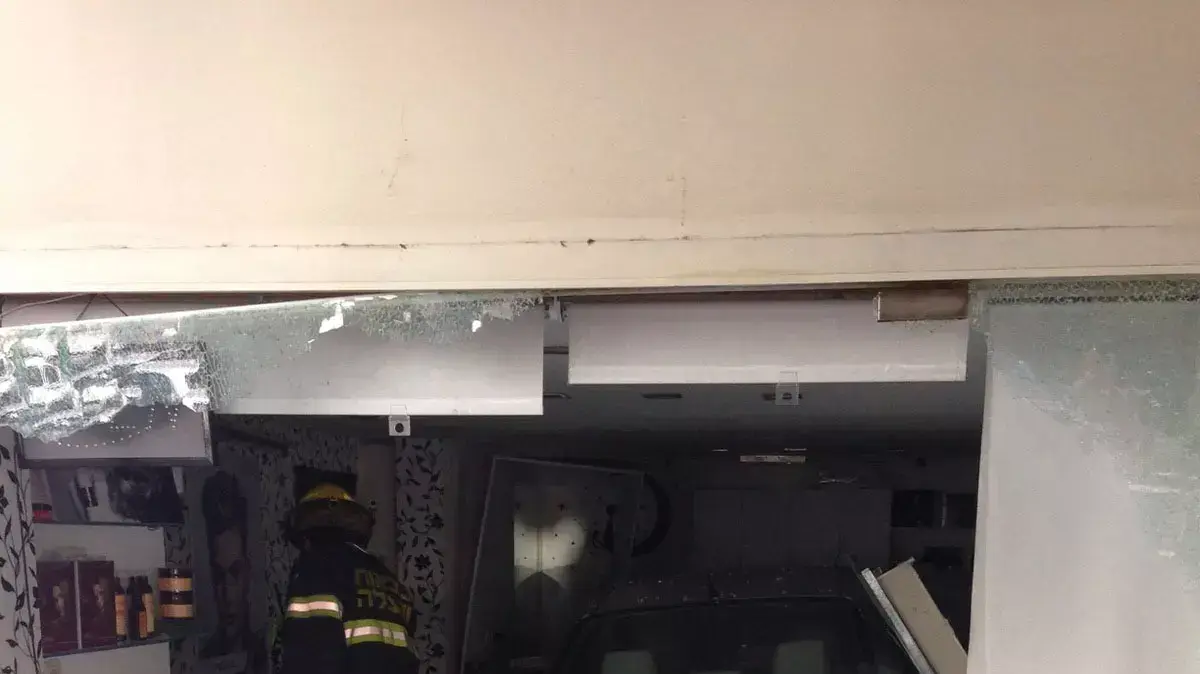 נהג רכב פגע ונכנס לתוך מספרה בבני ברק, 31 באוגוסט 2015 נהג רכב פגע ונכנס לתוך מספרה בבני ברק, 31 באוגוסט 2015