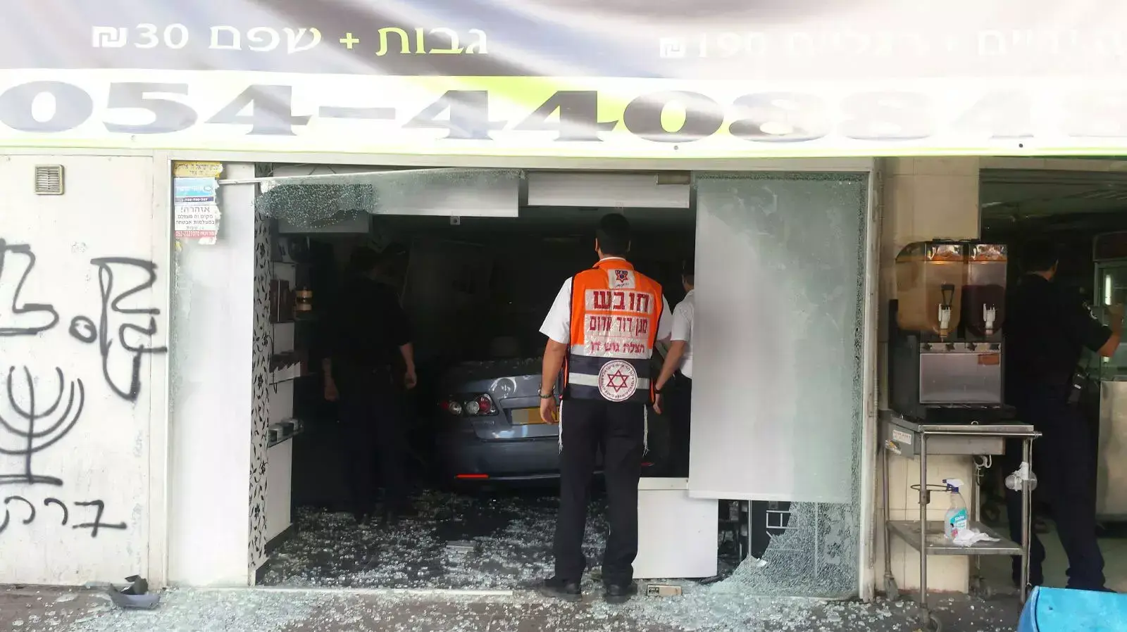 נהג רכב פגע ונכנס לתוך מספרה בבני ברק, 31 באוגוסט 2015 נהג רכב פגע ונכנס לתוך מספרה בבני ברק, 31 באוגוסט 2015