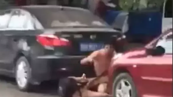 בני זוג מפשיטים זה אז זה בריב ברחוב