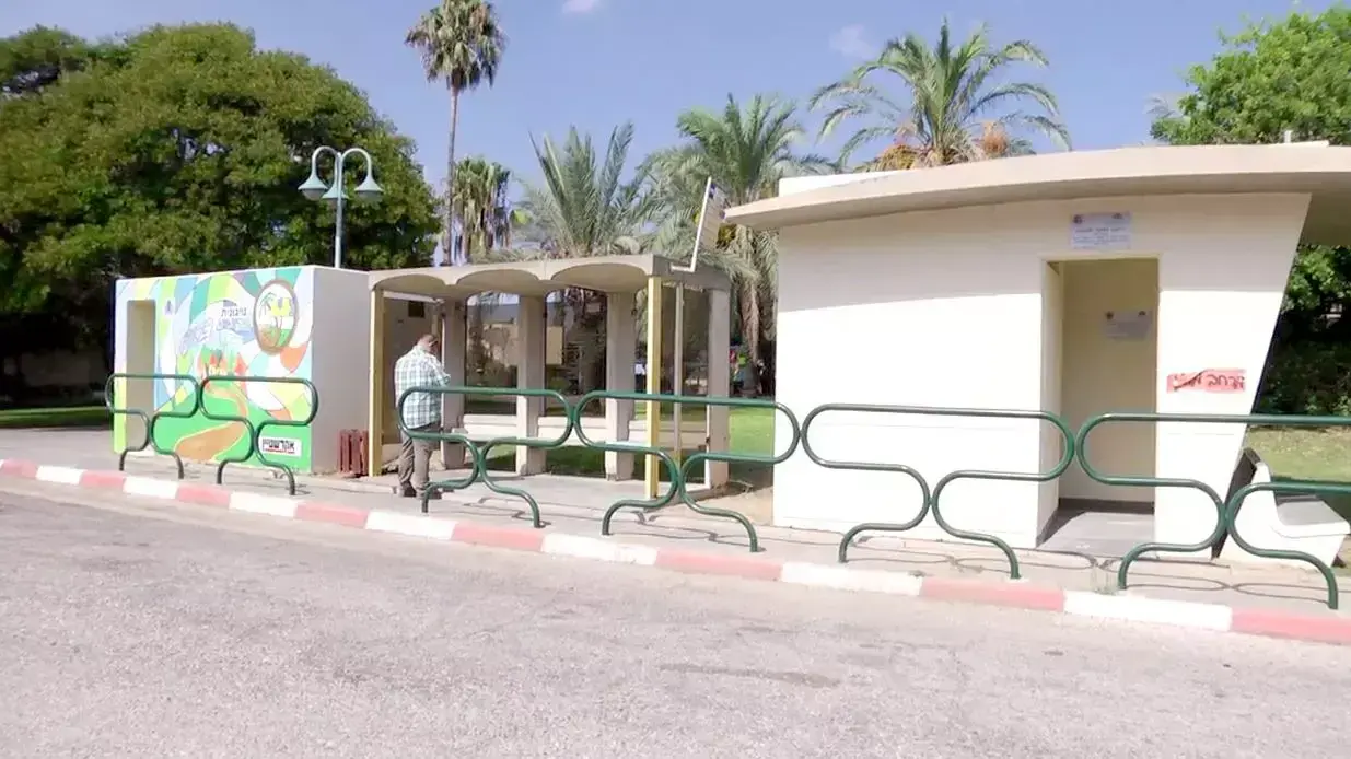 מחאת ועד ההורים בשני בתי ספר ביד מרדכי עקב היעדר מיגון בתחנות ההסעה, 31 באוגוסט 2015 מחאת ועד ההורים בשני בתי ספר ביד מרדכי עקב היעדר מיגון בתחנות ההסעה, 31 באוגוסט 2015