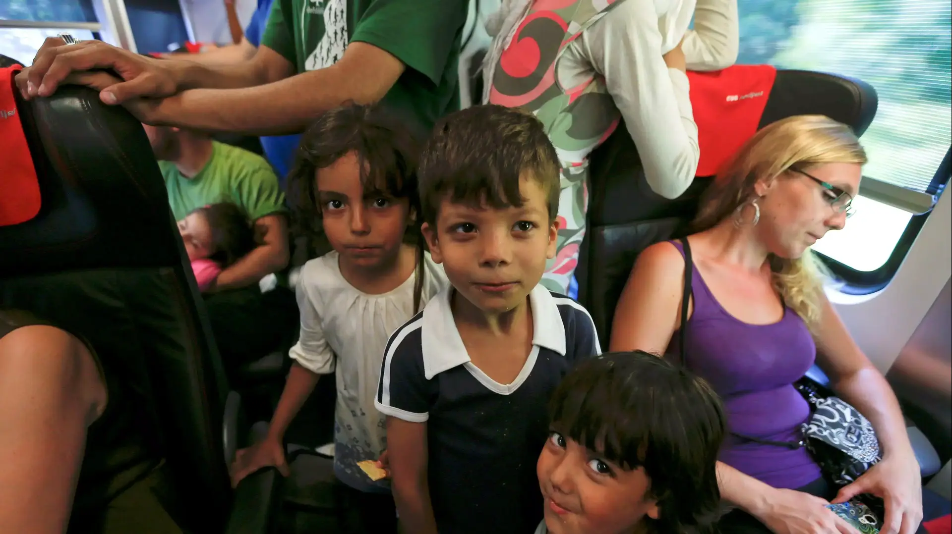 מהגרים עולים לרכבת מהונגריה לאוסטריה, אוגוסט 2015