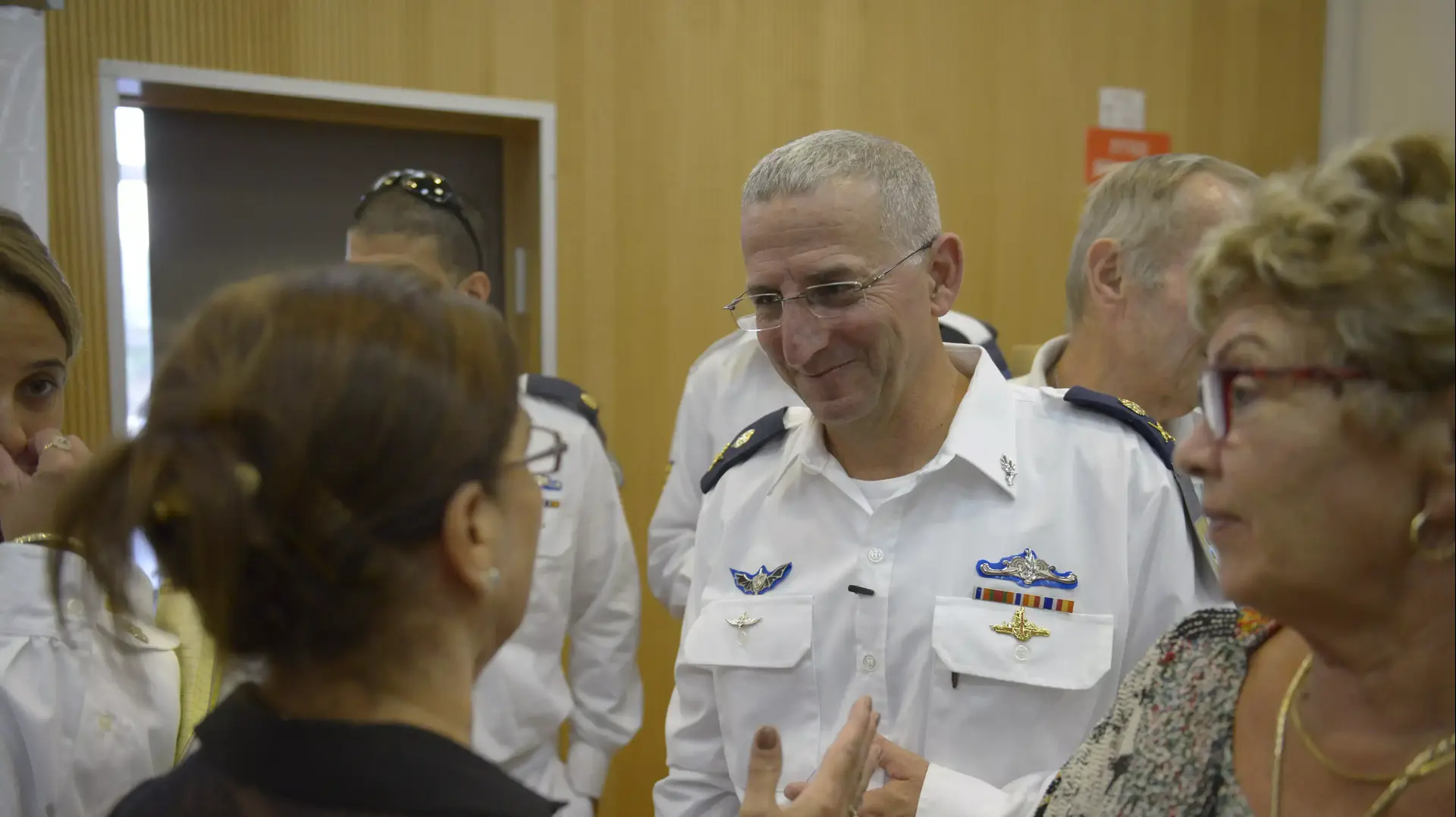 האלוף רם רוטברג מפקד חיל הים עם משפחותיהם של חללי אח"י דקר, אוגוסט 2015 האלוף רם רוטברג מפקד חיל הים עם משפחותיהם של חללי אח"י דקר, אוגוסט 2015