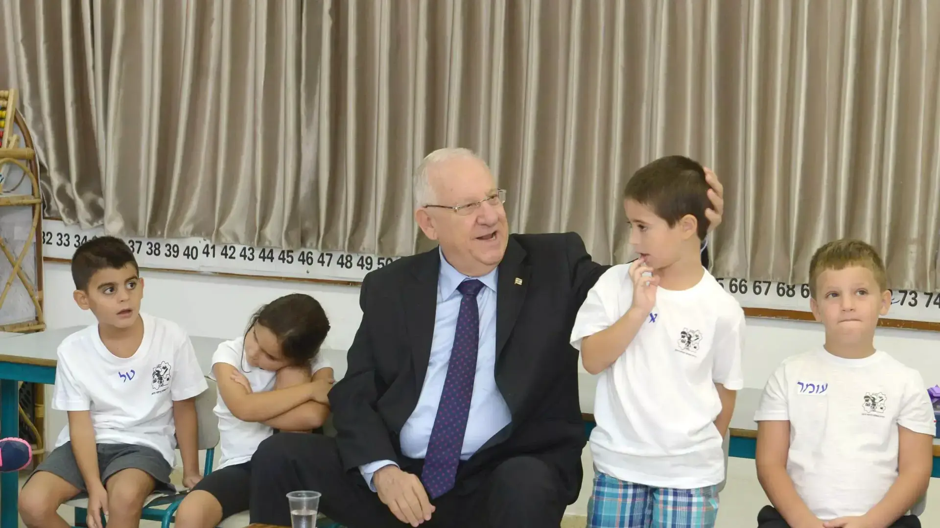 נשיא המדינה פתח הבוקר את שנת הלימודים תשע"ו עם תלמידי כיתה א' בבית הספר האזורי "הר-טוב" שבצרעה. 1 בספטמבר 2015 נשיא המדינה פתח הבוקר את שנת הלימודים תשע"ו עם תלמידי כיתה א' בבית הספר האזורי "הר-טוב" שבצרעה. 1 בספטמבר 2015