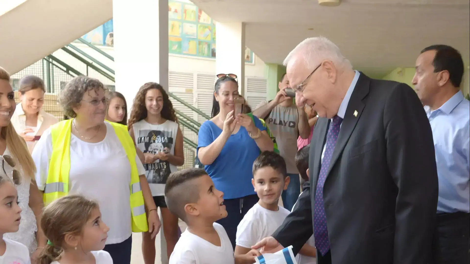 נשיא המדינה פתח הבוקר את שנת הלימודים תשע"ו עם תלמידי כיתה א' בבית הספר האזורי "הר-טוב" שבצרעה. 1 בספטמבר 2015 נשיא המדינה פתח הבוקר את שנת הלימודים תשע"ו עם תלמידי כיתה א' בבית הספר האזורי "הר-טוב" שבצרעה. 1 בספטמבר 2015