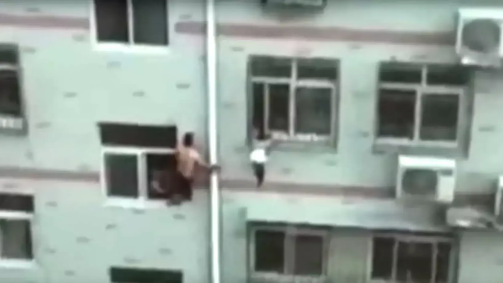 מציל ילדה מנפילה