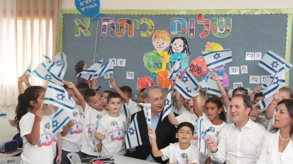 ראש הממשלה, בנימין נתניהו, בפתיחת שנת הלימודים בבית ספר באשדוד. 1 בספטמבר 2015 ראש הממשלה, בנימין נתניהו, בפתיחת שנת הלימודים בבית ספר באשדוד. 1 בספטמבר 2015