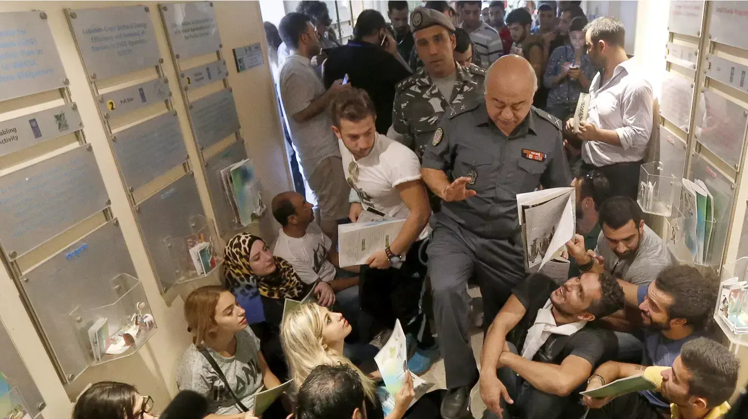 מפגינים בתוך המשרד לאיכות הסביבה בביירות מפגינים בתוך המשרד לאיכות הסביבה בביירות