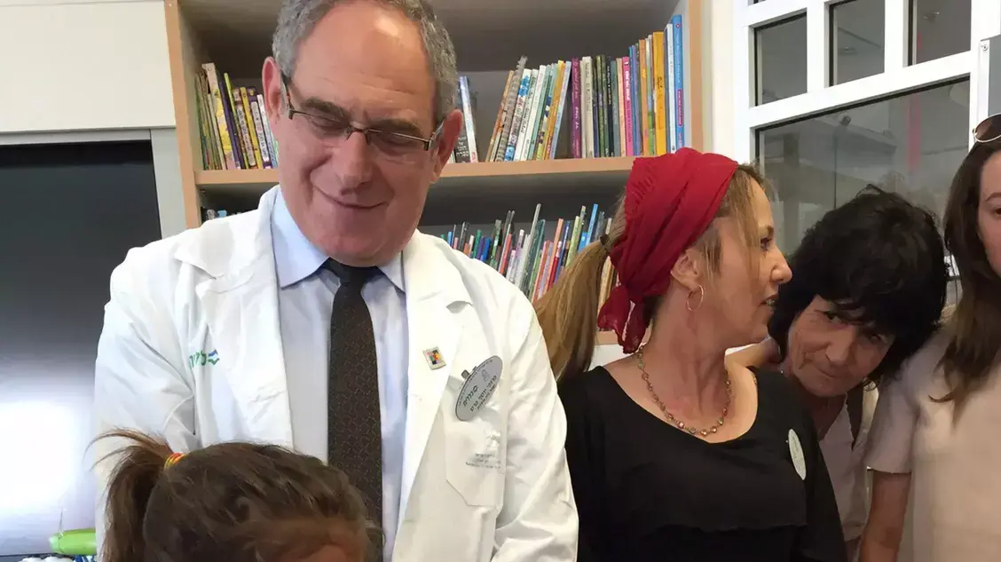 שר החינוך, נפתלי בנט, מנהל מרכז שניידר, פרופ? יוסף פרס, עם ילדה המטופלת במרכז שניידר, 1 בספטמבר 2015 שר החינוך, נפתלי בנט, מנהל מרכז שניידר, פרופ? יוסף פרס, עם ילדה המטופלת במרכז שניידר, 1 בספטמבר 2015