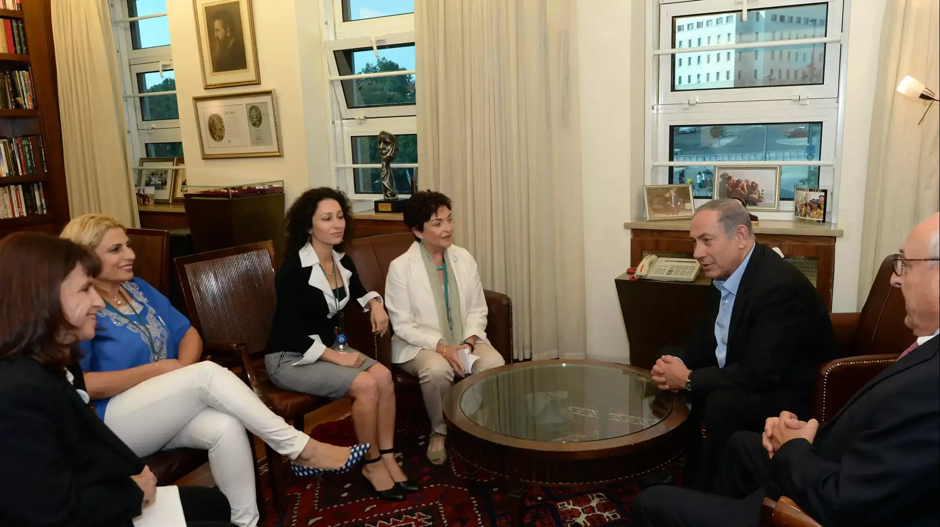 ראש הממשלה בנימין נתניהו בפגישה עם נציגות ארגון" נשים עושות שלום" בלשכתו בירושלים, 1 בספטמבר 2015