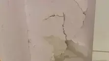 טיח מתקלף בגן כרמל בתל אביב טיח מתקלף בגן כרמל בתל אביב