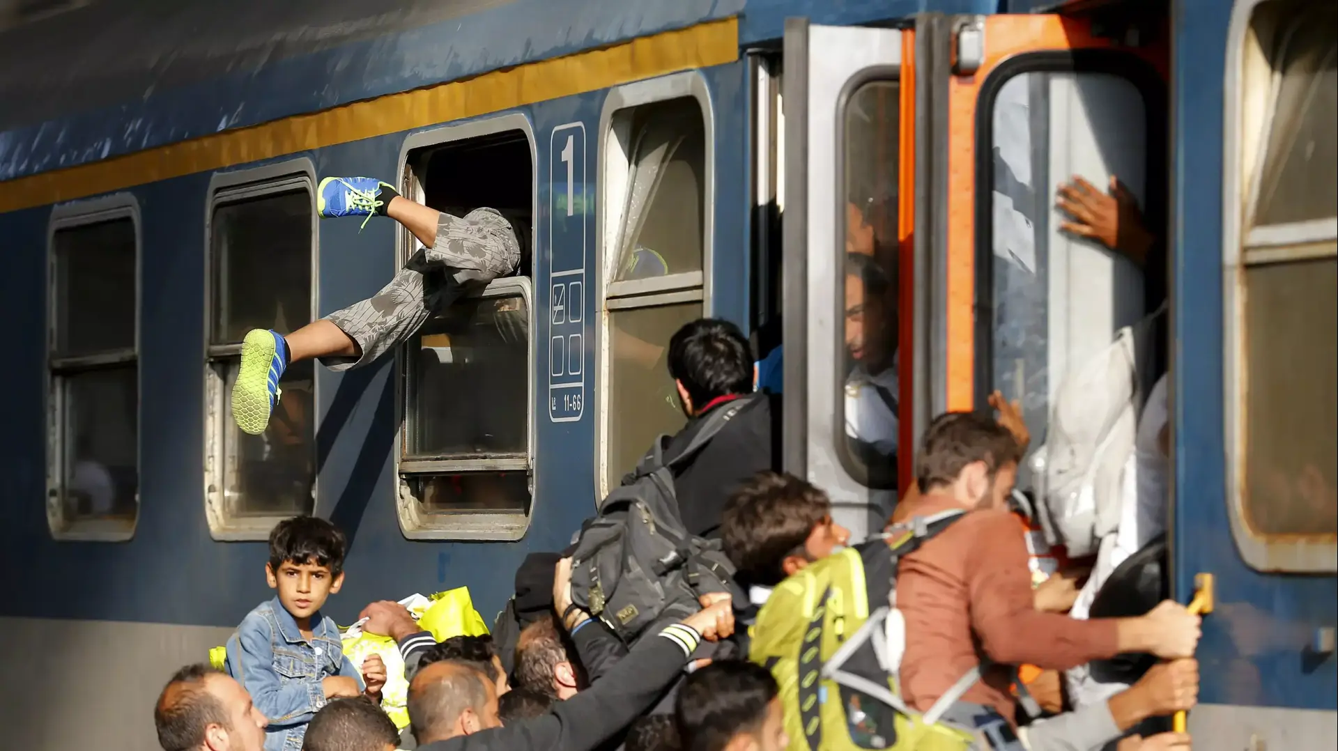 מהגרים מסתערים על רכבת בבודפשט 3 בספטמבר 2015 מהגרים מסתערים על רכבת בבודפשט 3 בספטמבר 2015