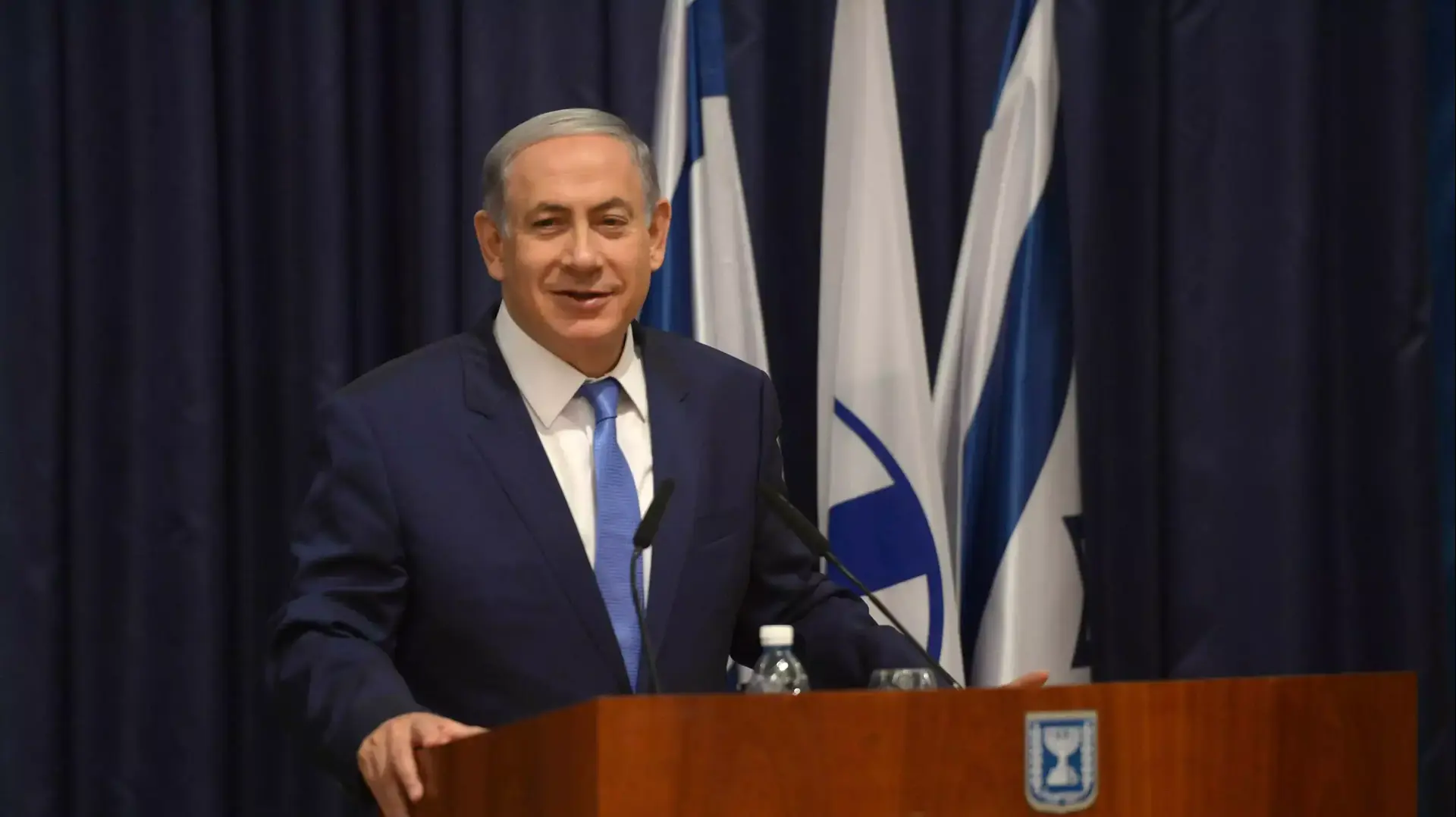ראש הממשלה בנימין נתניהו בהרמת כוסית לשנה החדשה במשרד החוץ, ספטמבר 2015 ראש הממשלה בנימין נתניהו בהרמת כוסית לשנה החדשה במשרד החוץ, ספטמבר 2015