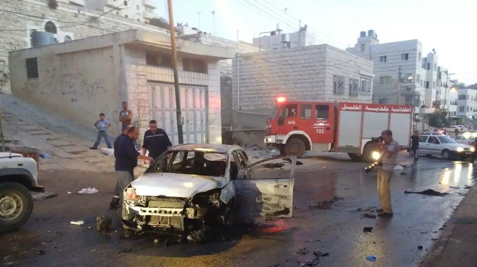 פלסטינים הציתו מכוניתם של חמישה תיירים חרדים שתעו בדרך והגיעו לחברון, ספטמבר 2015 פלסטינים הציתו מכוניתם של חמישה תיירים חרדים שתעו בדרך והגיעו לחברון, ספטמבר 2015
