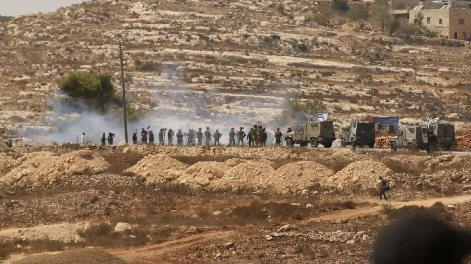 מתנחלים במפגן תמיכה למען כוחות הביטחון בנבי סלאח, ספטמבר 2015 מתנחלים במפגן תמיכה למען כוחות הביטחון בנבי סלאח, ספטמבר 2015