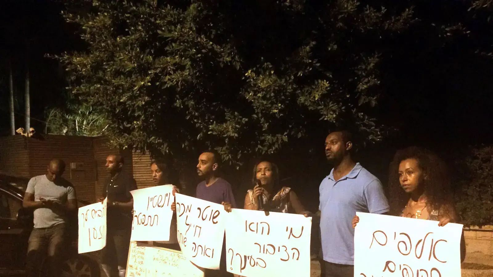 הפגנה מול ביתו של היועץ המשפטי יהודה וינשטיין בעקבות ההחלטה לסגור את התיק נגד השוטר שהיכה חייל אתיופי מחוסר עניין לציבור, 5 בספטמבר 2015