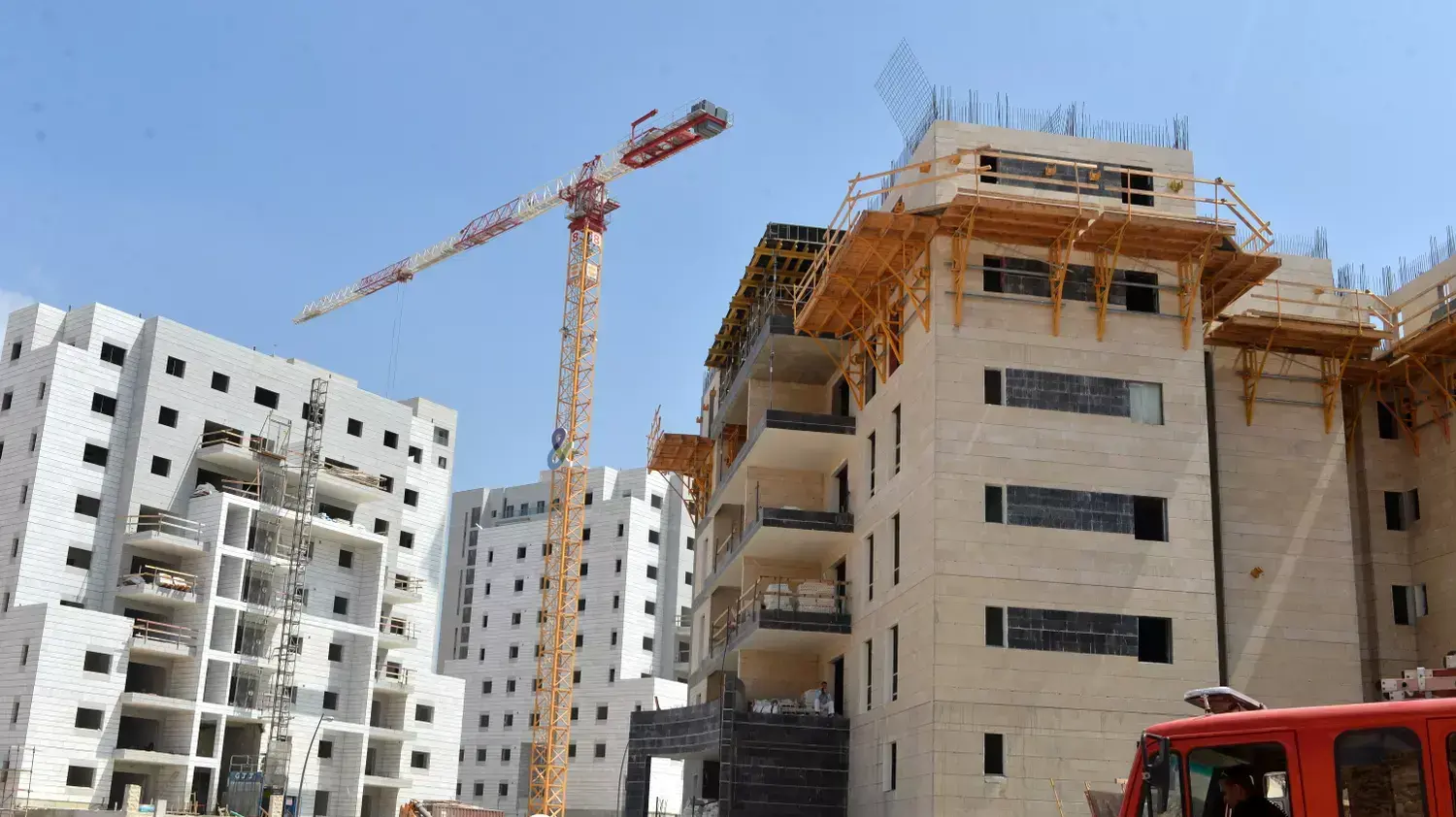 פועל מחוסר הכרה מחולץ מעגורן בגובה 65 מטר בראש העין, ספטמבר 2015 פועל מחוסר הכרה מחולץ מעגורן בגובה 65 מטר בראש העין, ספטמבר 2015